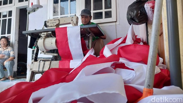 Kecewa, Omset Penjahit Bendera Di Malang Justru Turun Jelang HUT RI